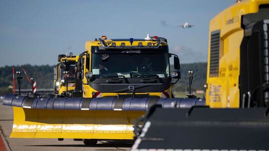 Winterdienstfahrzeuge mit autonomen Fahrfunktionen am Flughafen