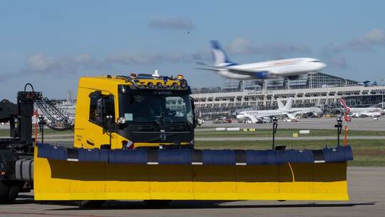 Winterdienstfahrzeuge mit autonomen Fahrfunktionen am Flughafen