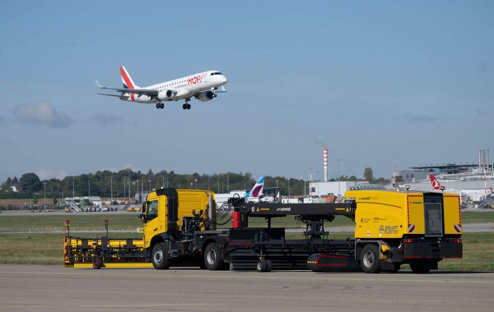 Winterdienstfahrzeuge mit autonomen Fahrfunktionen am Flughafen