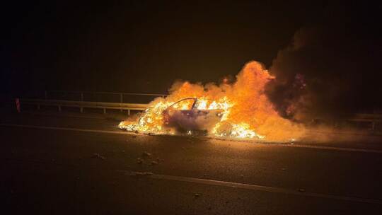 Auto brennt auf A5 vollständig aus Auto brennt auf A5 vollständig aus