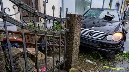 Mann fährt in Passau mit Auto in Menschengruppe Mann fährt in Passau mit Auto in Menschengruppe