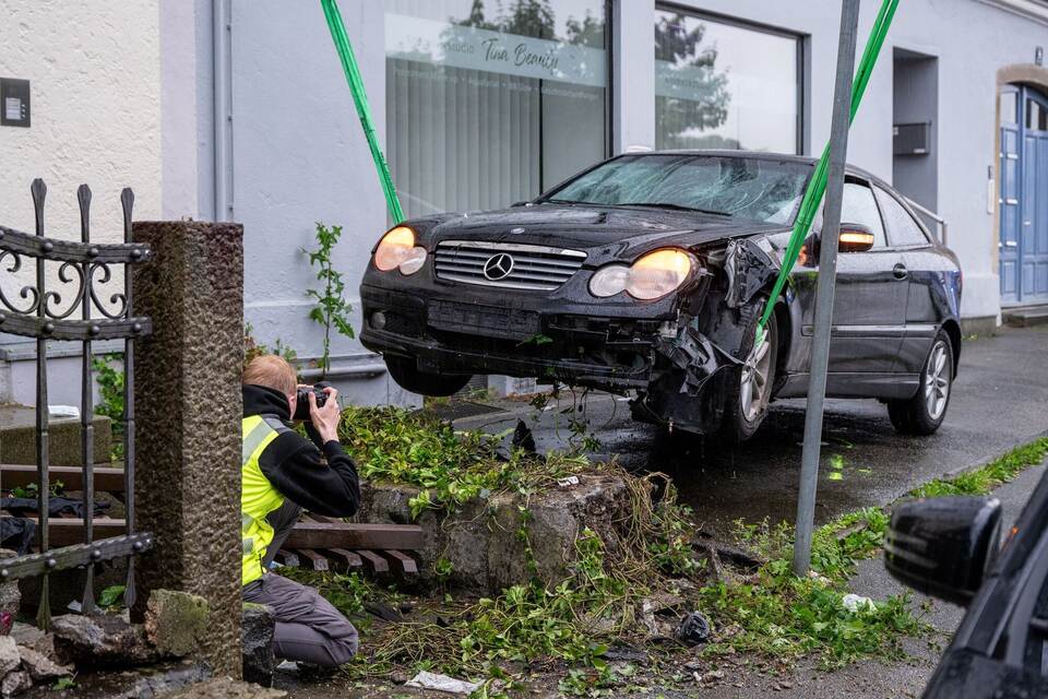 Mann fährt in Passau mit Auto in Menschengruppe Mann fährt in Passau mit Auto in Menschengruppe