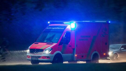Krankenwagen unterwegs zum Unfallort