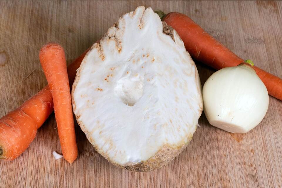 Sellerie, Karotten und Zwiebeln.