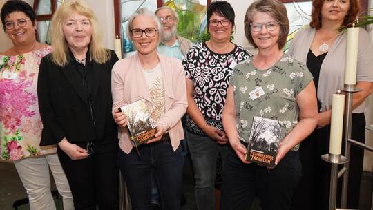Petra Beck (links) und ihre Kollegen freuen sich über die Vorleser Daniela Giek und Diana Schwach (rechts daneben) sowie Claudia