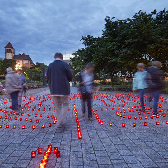 Licht-Klang - Einstimmung auf Pfingsten mit einem Lichterlabyrinth, bestehend aus 1000 Lichtern