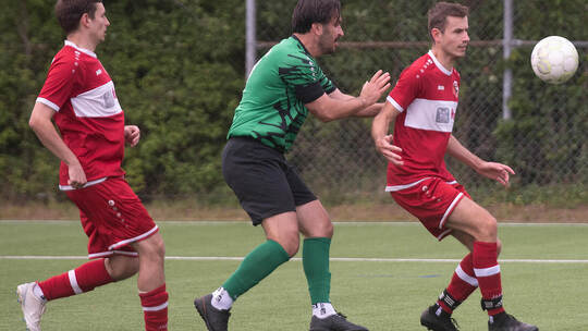 Der TSV Wiernsheim (rote Trikots) besiegte den SV Sersheim. Fotomoment