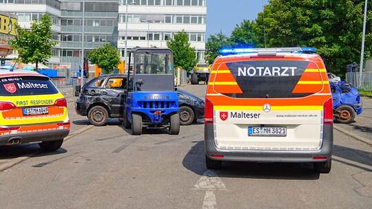 Auto fährt bei Stuntshow in Zuschauermenge - Verletzte Auto fährt bei Stuntshow in Zuschauermenge - Verletzte