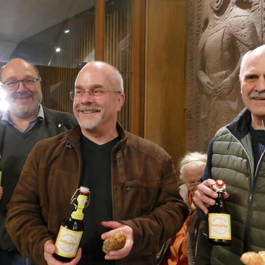 Brotzeit in der Kirche mit Schuldekan Georg Hauser, Pastoralreferent Tobias Gfell und Pfarrer Georg Lichtenberger (von links). S