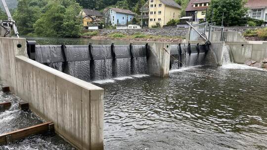 Das neue Badwehr in Neuenbürg: Mit dem alten Nadelwehr, wo die Schieber noch mit Muskelkraft betätigt wurden, hat es nur wenig g