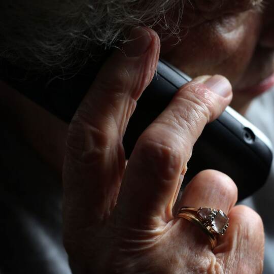 Ältere Frau telefoniert Ältere Frau telefoniert