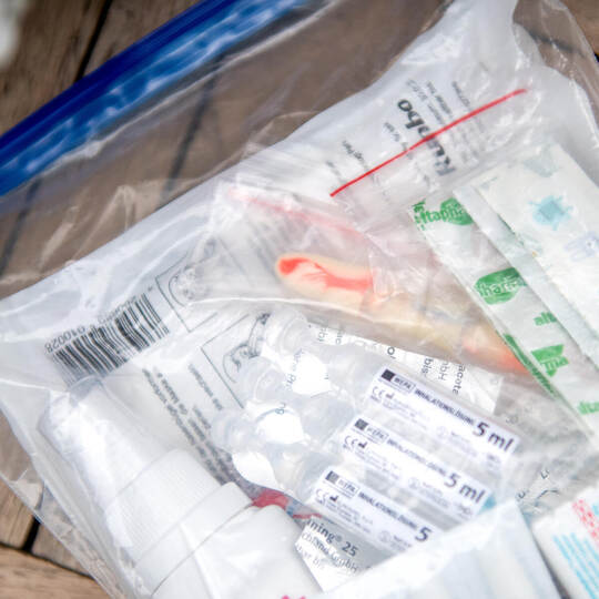 Eine Reiseapotheke in einem Zip-Beutel