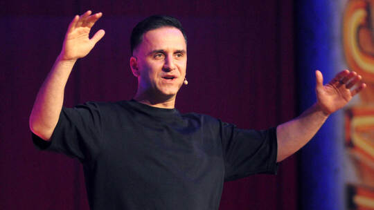 Sein Gags schöpft Comedian Özcan Cosar aus eigener Kenntnis zweier Kulturen.