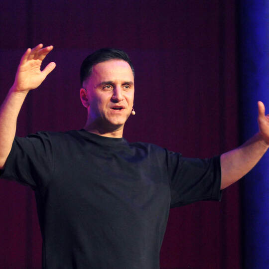 Sein Gags schöpft Comedian Özcan Cosar aus eigener Kenntnis zweier Kulturen.