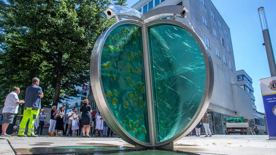 Der wohl schönste Trinkbrunnen Pforzheims: „Aquaria – die Glasperle“ in der Fußgängerzone. Meyer