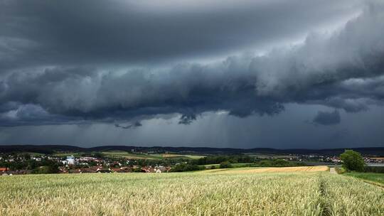 Eine Gewitterzelle mit dunklen Wolken baut sich am Himmel auf Eine Gewitterzelle mit dunklen Wolken baut sich am Himmel auf