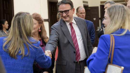 Nierenforscher Jochen Reiser ist jetzt Uni-Präsident in Texas und muss für seine UTMB Kontakte knüpfen und Hände schütteln. Hier