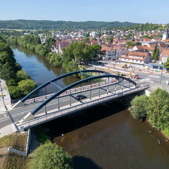 Kurz nach Freigabe im Mai 2023 haben sich Risse im Beton der neuen Mühlacker Herrenwaagbrücke gebildet. Laut Regierungspräsidium Mühlacker Herrenwaagbrücke