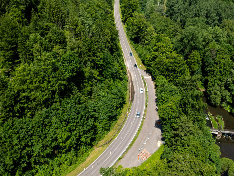 Auch in der Monbachkurve bei Bad Liebenzell passieren Autofahrer die halbseitig gesperrte Bundesstraße auf nur noch einer Spur. Baustelle B463 Unterreichenbach