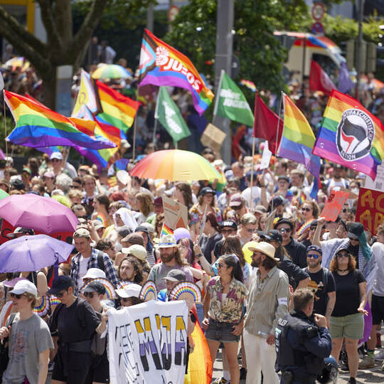 Christopher Street Day. Gegendemonstration von "Der Störtrupp Süd" und dazu Gegendemonstration von "Antifa"