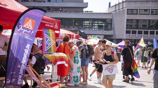 Christopher Street Day. Gegendemonstration von "Der Störtrupp Süd" und dazu Gegendemonstration von "Antifa"