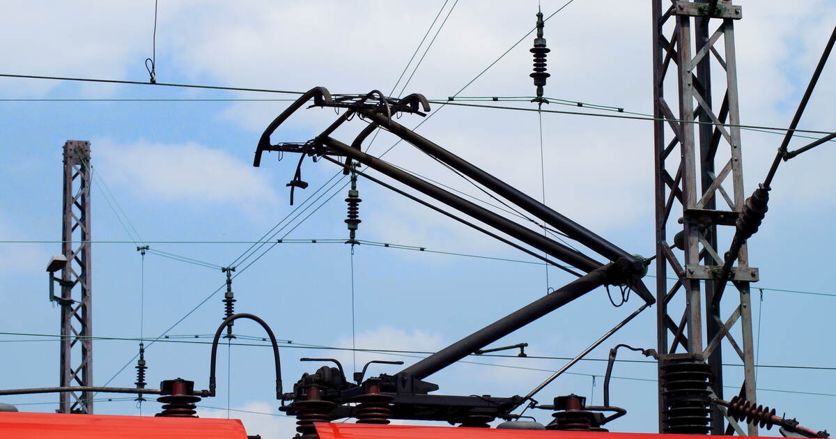 Bagger fährt in Oberleitung: Unfall in Vaihingen an der Enz stoppt den ...