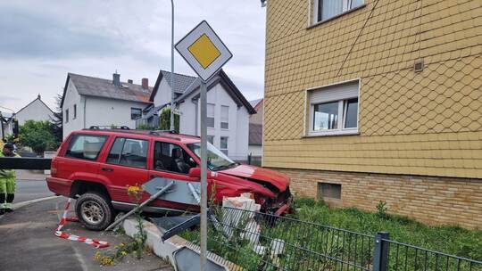 Jeep landet nach Verkehrsunfall in Vorgarten Jeep landet nach Verkehrsunfall in Vorgarten