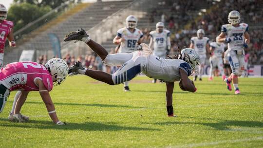 Die Gastgeber der Schwäbisch Hall Unicorns (pinke Trikots) werden von den Pforzheimer Wilddogs nach Verlängerung mit 41:34 überf Pinkbowl: Wilddogs @ Hall