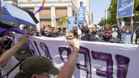 Christopher Street Day. Gegendemonstration von "Der Störtrupp Süd" und dazu Gegendemonstration von "Antifa"