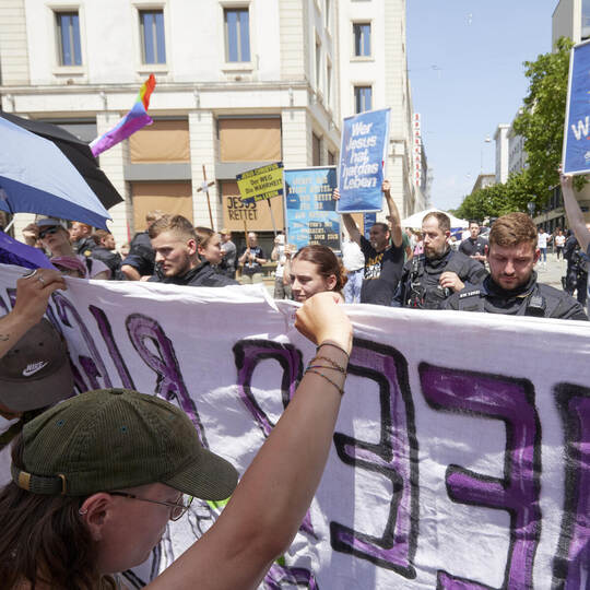 Christopher Street Day. Gegendemonstration von "Der Störtrupp Süd" und dazu Gegendemonstration von "Antifa"