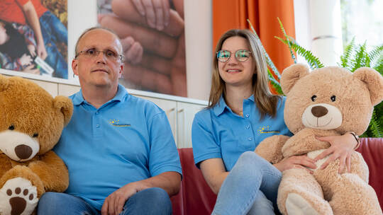 Martin Bürkle und Eva Gnam gehören zu den 30 Ehrenamtlichen der Sterneninsel. Sie begleiten Familien, in denen ein Kind oder ein Sterneninsel Ehrenamtliche