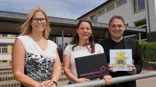Rektorin Carola Liebe (links) und Bürgermeister Heiko Faber begrüßen die Schulsozialarbeiterin Anna Gesell an der Kieselbronner