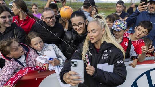 Wahre Fan-Nähe: Die Schweizer Fußball-Nationalspielerin Alisha Lehmann setzt sich mit ihrem Anhang in Szene. Auch das könnte hel Alisha Lehmann