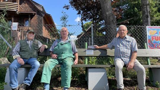 Machen es sich auf der Protestbank gemütlich: Christof Prassler, Siegfried Wankmüller und Helmut Andrä (von links). Foto: Krivec