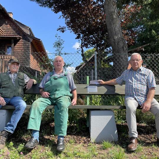 Machen es sich auf der Protestbank gemütlich: Christof Prassler, Siegfried Wankmüller und Helmut Andrä (von links). Foto: Krivec