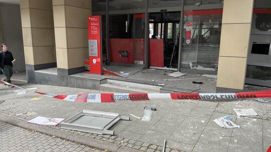 Die Schäden in der Knittlinger Sparkassen-Filiale durch die Sprengung von zwei Automaten waren verheerend. Der Sachschaden lag b