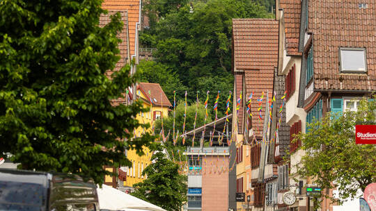 Bunte Fähnchen deuten es an: In Calw wird bald ausgelassen gefeiert. Das große Stadtjubiläum steht an. 950 Jahre Calw Altstadt