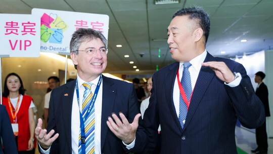 Messeveranstalter Gao Weizhong (rechts) im Gespräch mit Marc Stephen Pace auf der Sinodental 2025. IHCC/VDDI