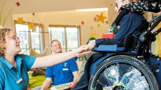 Die Arbeit der Betreuungs- und Pflegekräfte Larissa und Sven, die sich hier um ein schwerbehindertes Gastkind in der Familienher