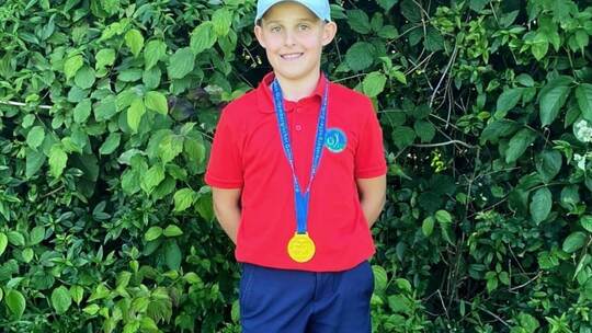 Stolz trägt Golfer Felix Ollhoff die Medaille des Landesmeisters in der Alterklasse 12.