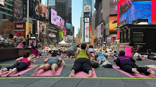 Massen-Yoga auf New Yorks Times Square