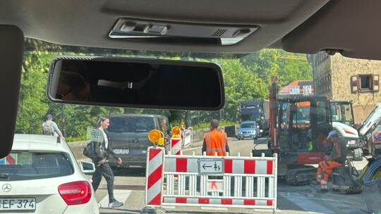 Hochbetrieb herrscht an den Höfener Baustellen, wie zuletzt bei der Abzweigung zum Hotel „Ochsen“, wie dieses Foto aus dem Auto
