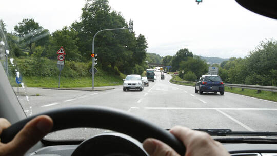 Blick aus dem Auto der PZ, die 2011 die B10-Kreuzung unter die Lupe nahm: Fahrer, die links zum Queens-Hotel abbiegen, müssen da