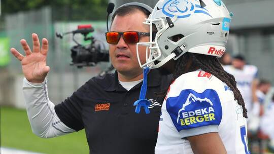 Die Mannschaft von Chefcoach Michael Lang (links, im Gespräch mit Dre Harris) kassierte in München ihre zweite Saisonniederlage.
