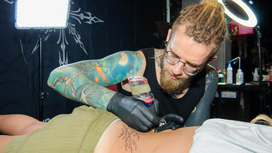 Jonathan Schneider von @snowflake_ink_tattoo Remchingen konzentriert bei der Arbeit.