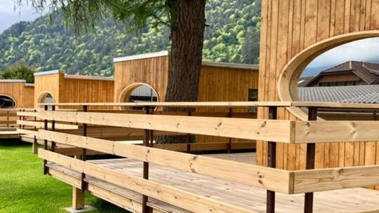 So stellt sich die Erlebnisakademie die Chalets vor: passend zum Sommerberg, nachhaltig aus Holz gefertigt. Freiraum GmbH