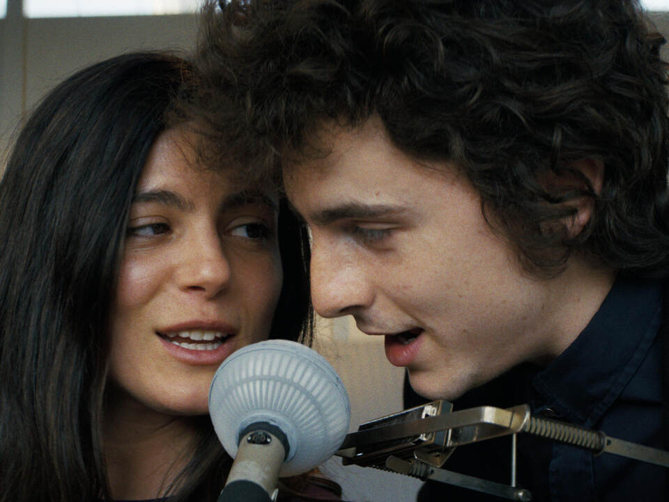 Timothée Chalamet brilliert als Bob Dylan (mit Monica Barbaro als Joan Baez). -/Searchlight Pictures/dpa Kinostart - "Like a Complete Unknown"
