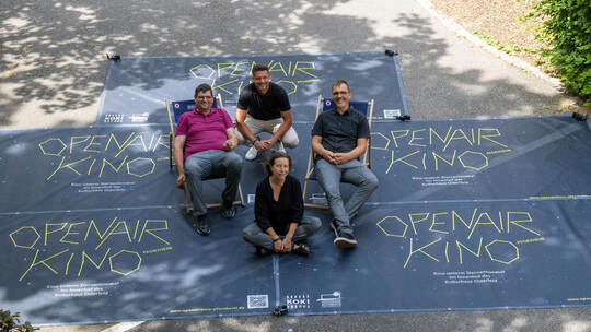 Können den Kinosommer kaum erwarten: Timo Gerstel, André Janulevicius, Christine Müh und Paul Taube im Innenhof des Kulturhauses