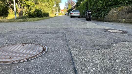 In der Neusatzer Straße in Dobel wurden in den Pfingstferien nach einem Starkregen durch die Wassermassen die Schachtdeckel nach