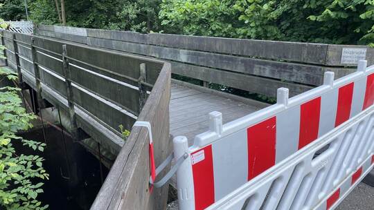Auch für Laien sind die Schäden an der Uhlandsbrücke erkennbar. Das Bauwerk soll für die Benutzung auf eigene Gefahr nun geöffne